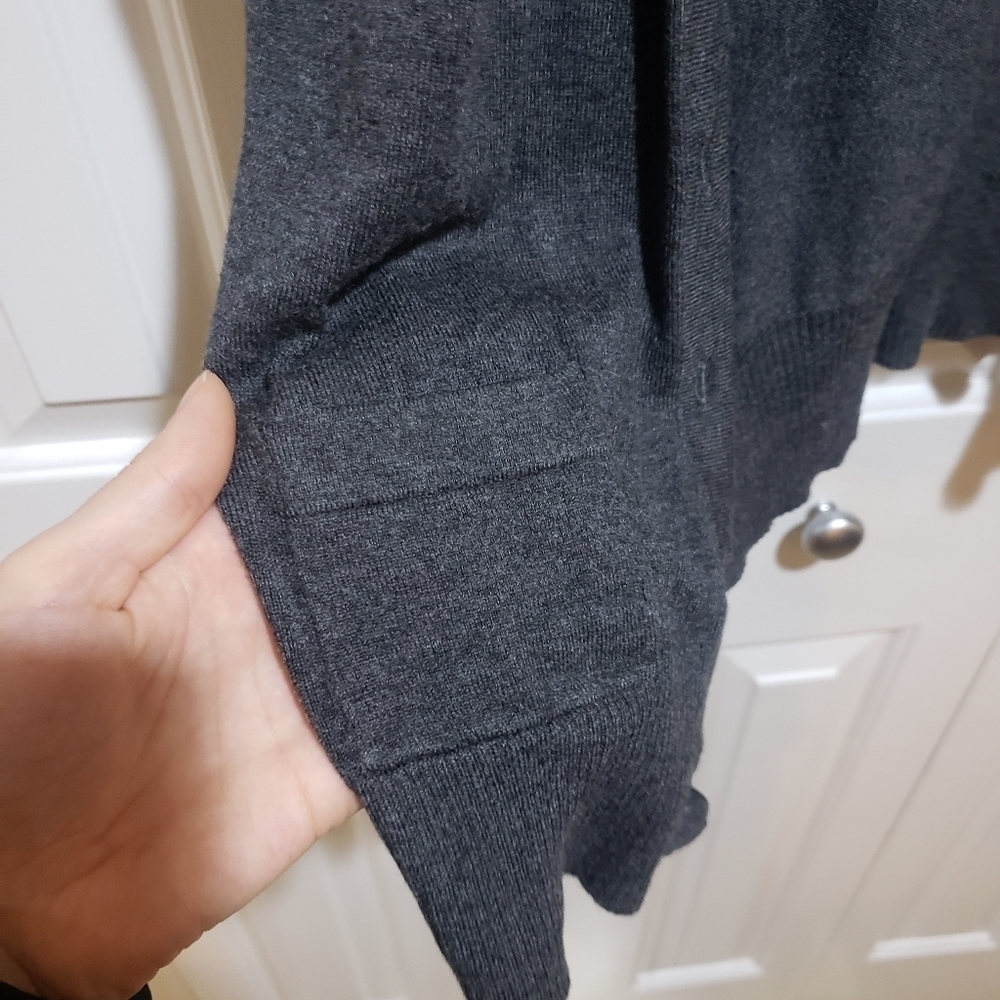๐ฟ 3/$20 ๐ฟ Reitmans Dark Gray Buttoned Cardigan Size M - Picture 6 of 7